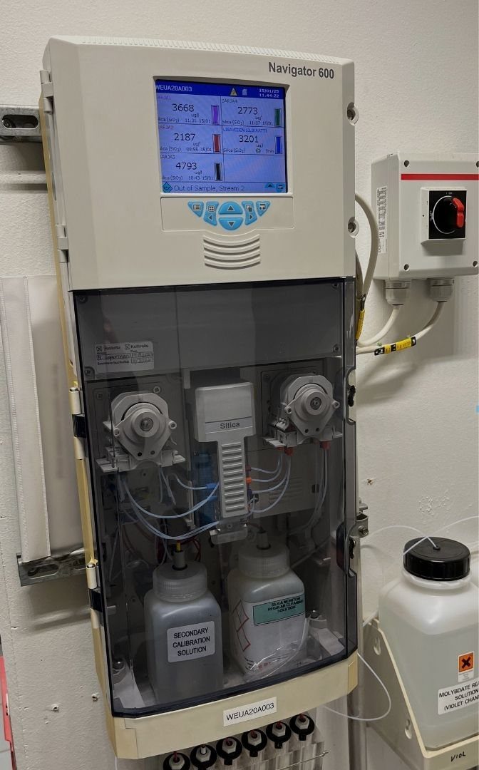 ABB Navigator 600 -vesianalysaattori laitoksen seinällä